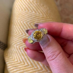 Beautiful Costume Cocktail Ring With Yellow Stones & Sparkles Size 9 3/4